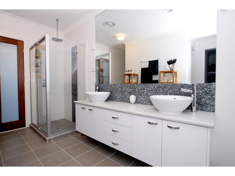 9 Coorong Circle, Waterways VIC 3195