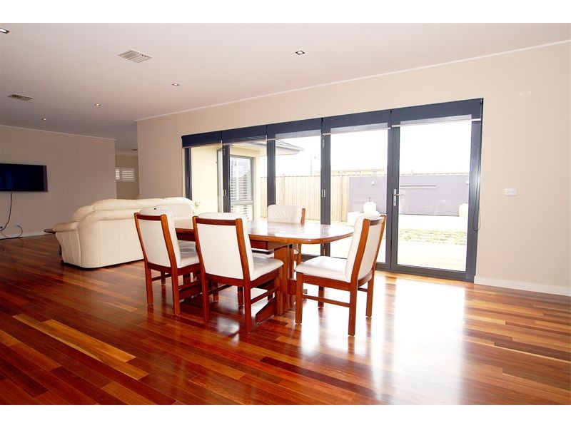 7 Burdekin Boulevard, Waterways VIC 3195