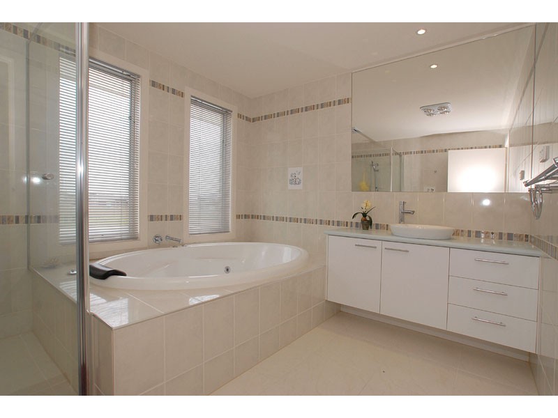 12 Coorong Cirlcle, Waterways VIC 3195