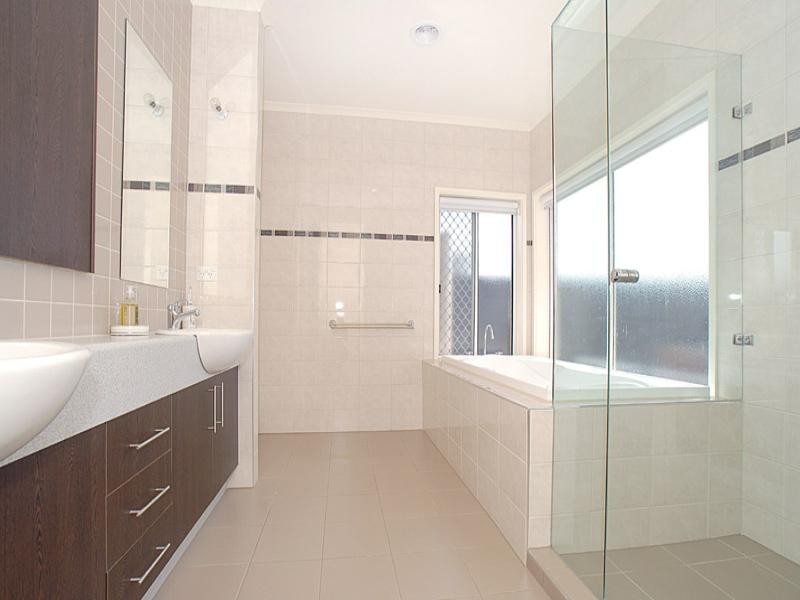 23 Deepwater Drive, Waterways VIC 3195