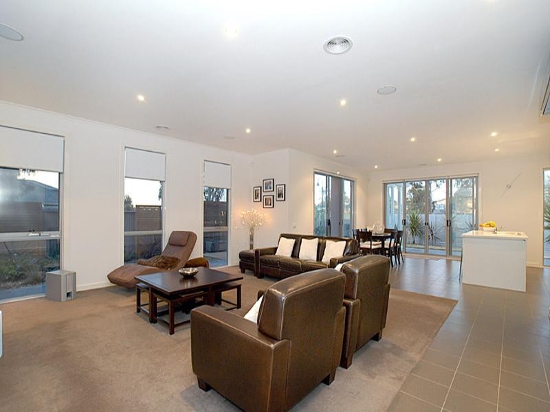 22 Linlithgow Terrace, Waterways VIC 3195