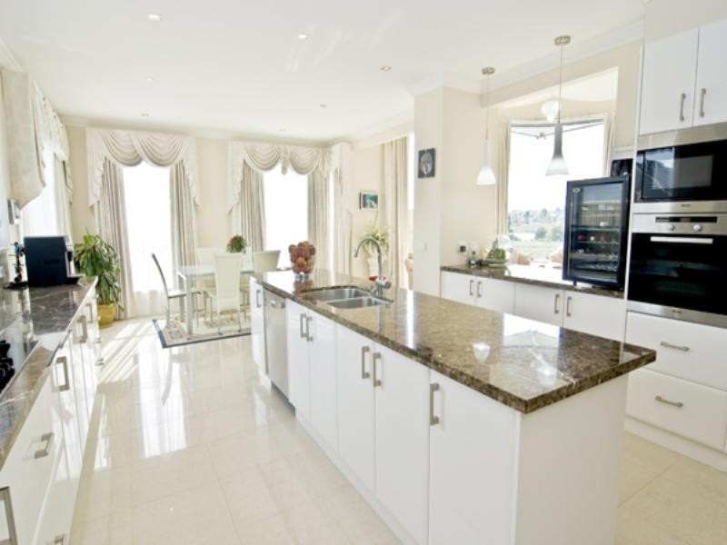 8 Sunset Close, Waterways VIC 3195