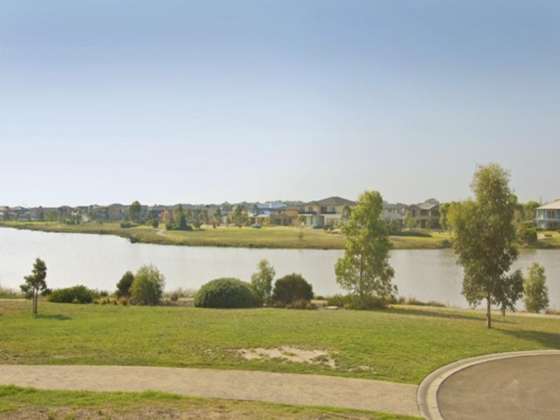 8 Sunset Close, Waterways VIC 3195