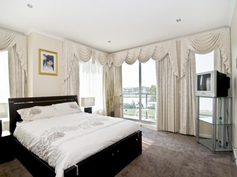 8 Sunset Close, Waterways VIC 3195