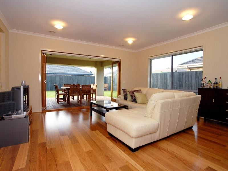 52 Deepwater Drive, Waterways VIC 3195