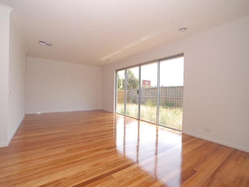 19 LakeKing Circle, Waterways VIC 3195