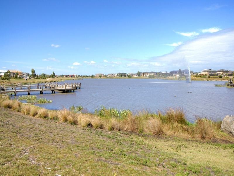 27 Island Point Avenue, Waterways VIC 3195