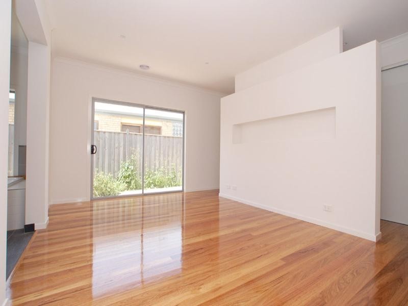 19 LakeKing Circle, Waterways VIC 3195
