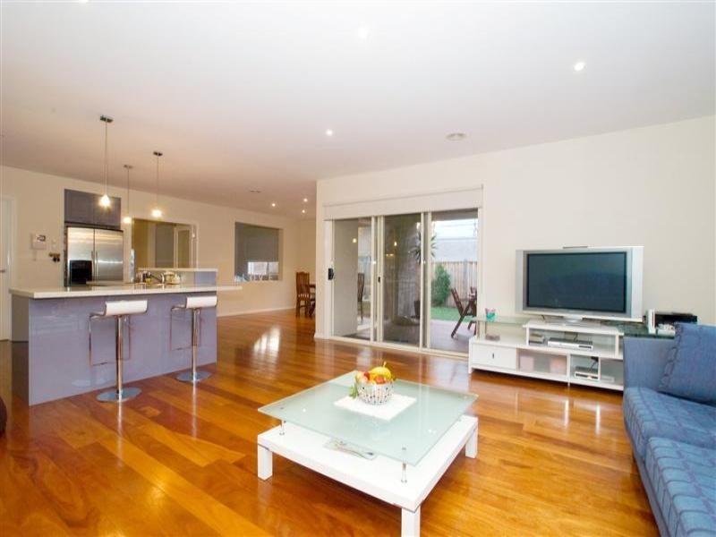 49 Macquarie Circle, Waterways VIC 3195