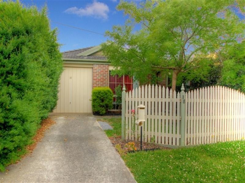 18 Edith Street, Mordialloc VIC 3195