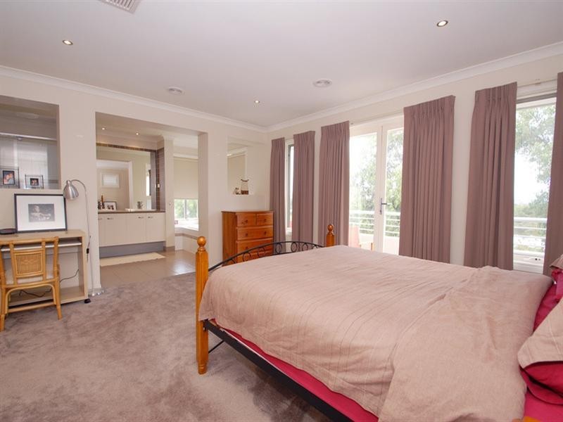 5 Observation Court, Waterways VIC 3195