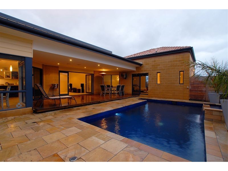 23 Waterside Drive, Waterways VIC 3195