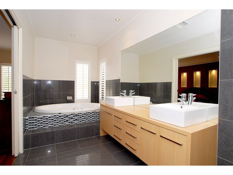 7 Burdekin Boulevard, Waterways VIC 3195