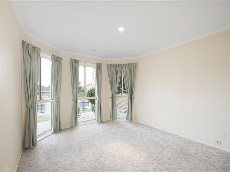 33 Hillview Drive, Carrum Downs VIC 3201