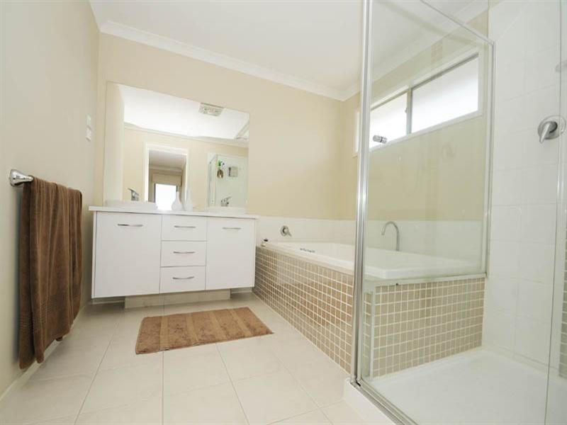 140 Lakeview Boulevard, Keysborough VIC 3173