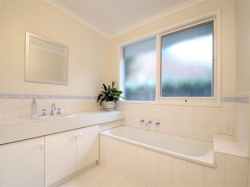 11 Sutherland Avenue, Aspendale Gardens VIC 3195