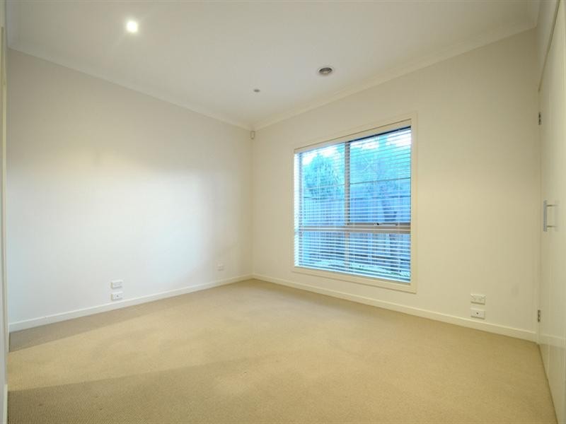 2/18 Crown Avenue, Mordialloc VIC 3195