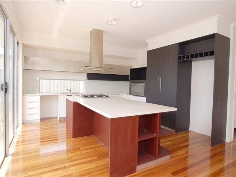 19 LakeKing Circle, Waterways VIC 3195