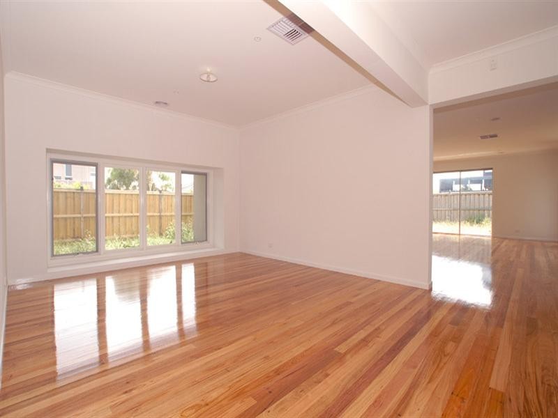 19 LakeKing Circle, Waterways VIC 3195