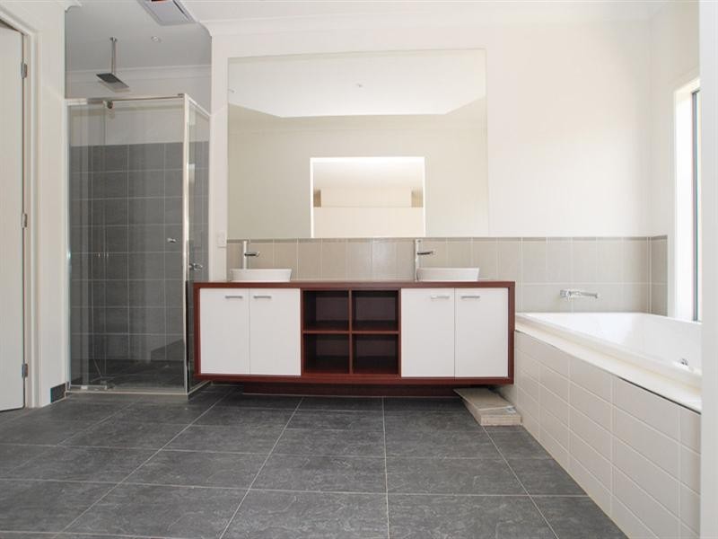 19 LakeKing Circle, Waterways VIC 3195