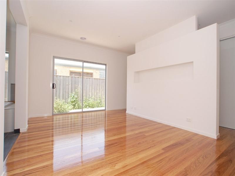 19 LakeKing Circle, Waterways VIC 3195