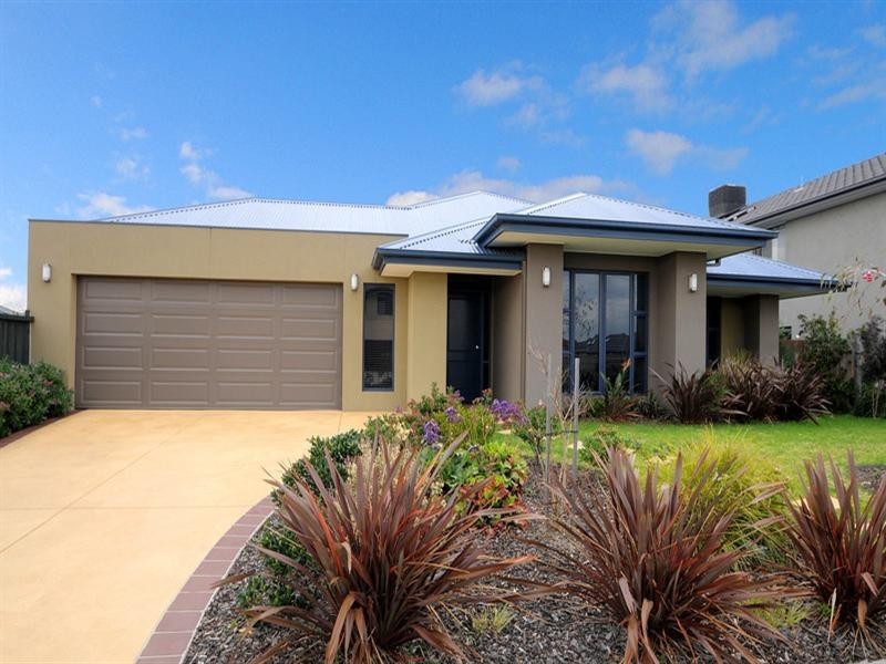 33 Coorong Circle, Waterways VIC 3195