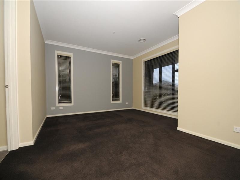 33 Coorong Circle, Waterways VIC 3195