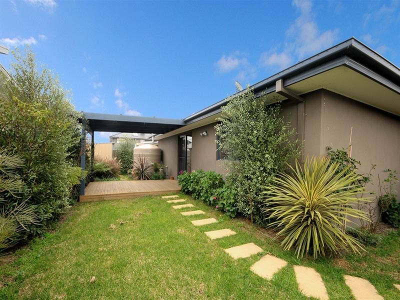 33 Coorong Circle, Waterways VIC 3195