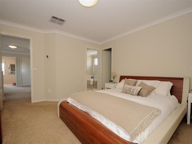140 Lakeview Boulevard, Keysborough VIC 3173