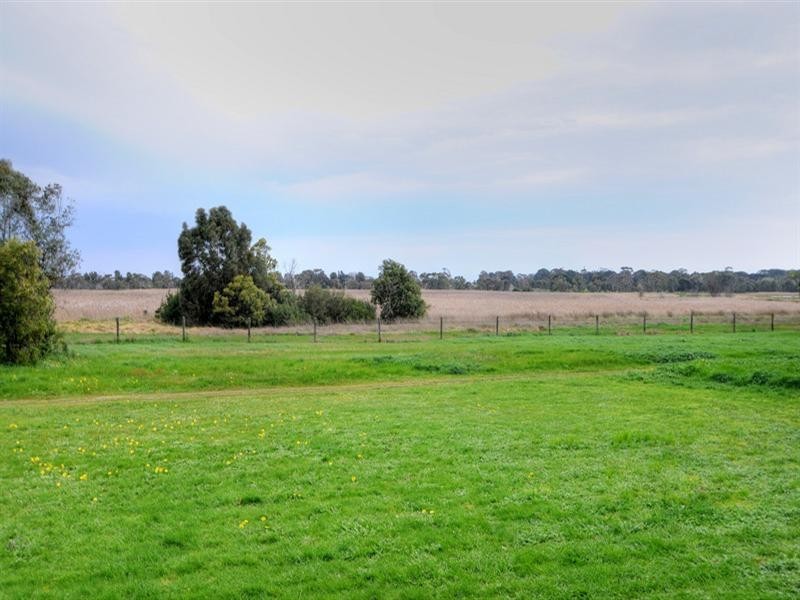 64 Branagan Drive, Aspendale Gardens VIC 3195