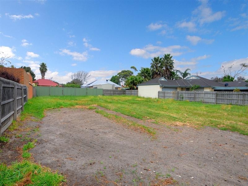 39 Embankment Grove, Chelsea VIC 3196