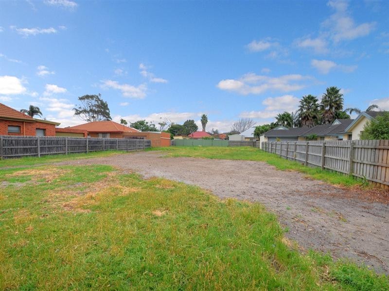 39 Embankment Grove, Chelsea VIC 3196