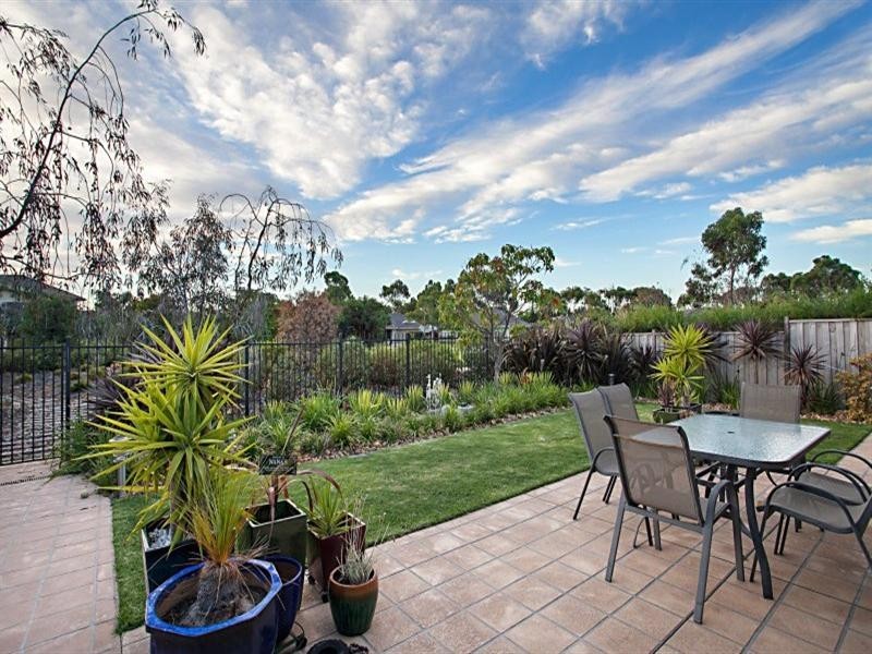 25 Barton Drive, Sandhurst VIC 3977