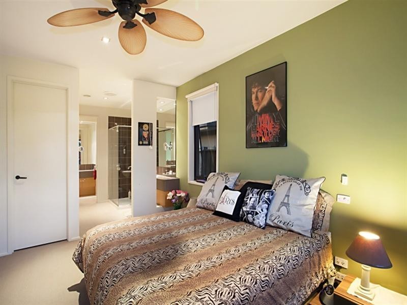 25 Barton Drive, Sandhurst VIC 3977