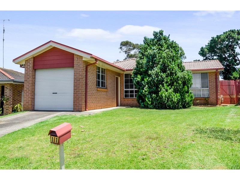 11 Osburn Place, St Helens Park NSW 2560