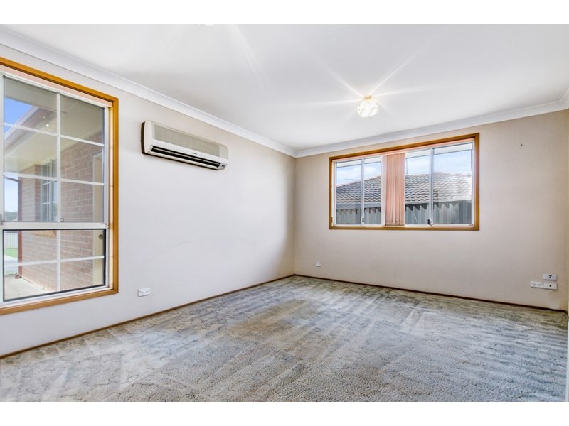 11 Osburn Place, St Helens Park NSW 2560