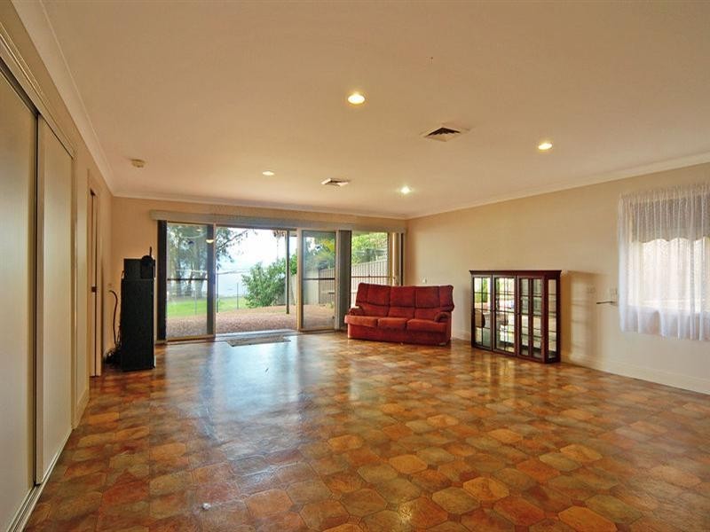 33 The Esplanade, Oak Flats NSW 2529