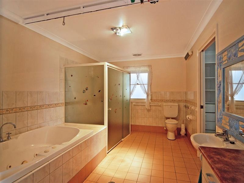 33 The Esplanade, Oak Flats NSW 2529