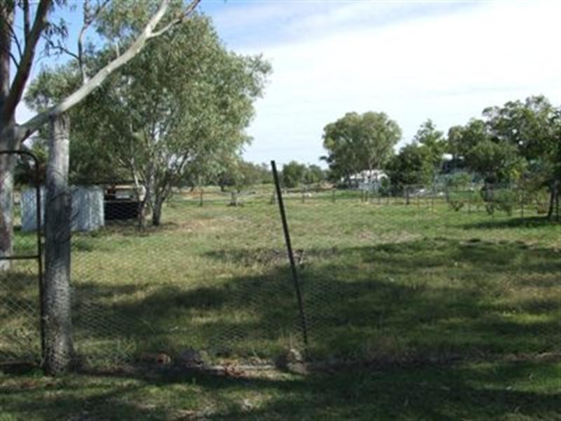 24 Daisy, Blackall QLD 4472