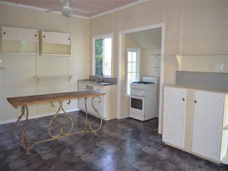 77 Thistle Street, Blackall QLD 4472