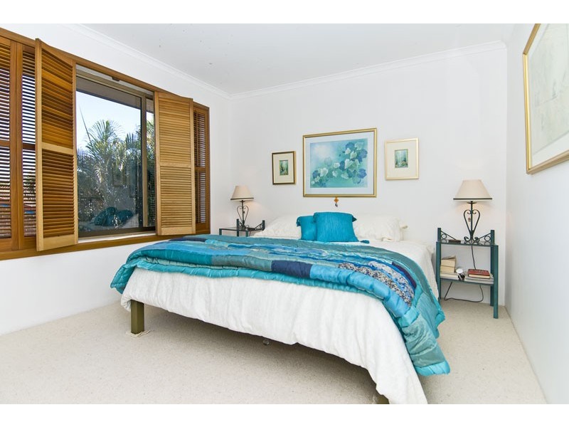 18 Alma Street, Broadbeach Waters QLD 4218