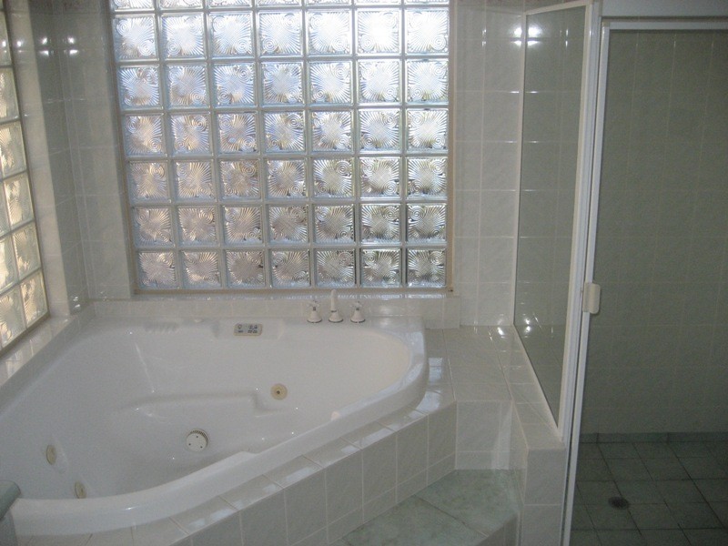 Clear Island Waters QLD 4226