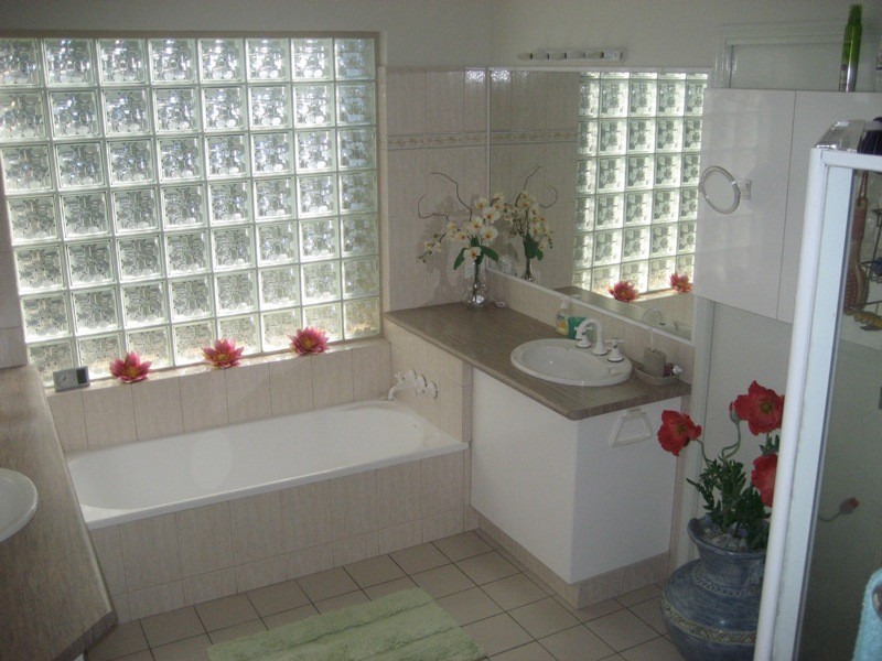 Clear Island Waters QLD 4226