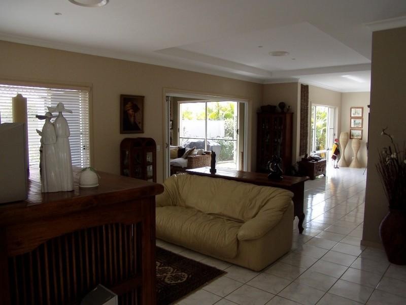 2040 Carlton Drive, Hope Island QLD 4212