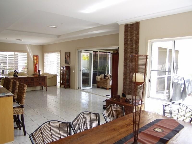 2040 Carlton Drive, Hope Island QLD 4212