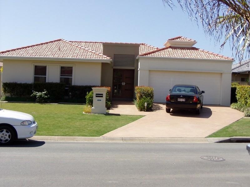 2040 Carlton Drive, Hope Island QLD 4212