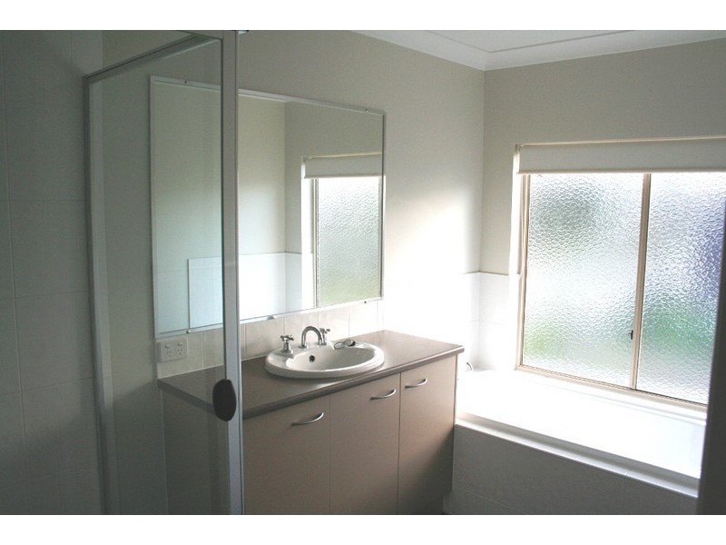 42 Azzurra Drive, Varsity Lakes QLD 4227