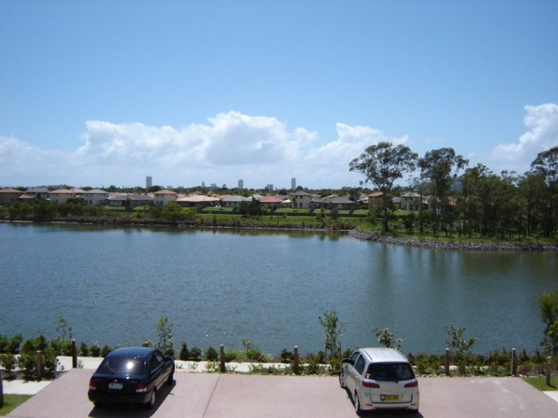 3 Moyenne Crescent, Varsity Lakes QLD 4227