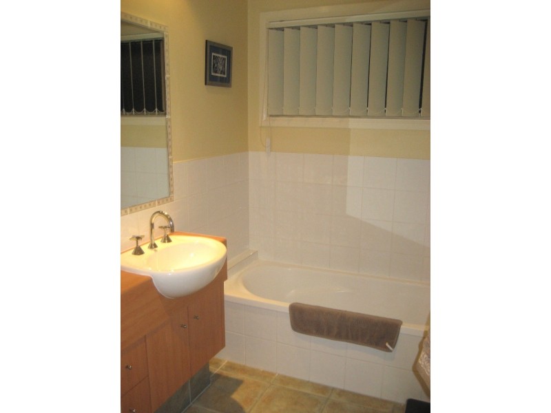 1/4 Comore Drive, Varsity Lakes QLD 4227