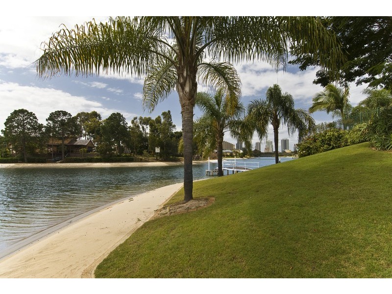 4 Rawle Court, Broadbeach Waters QLD 4218